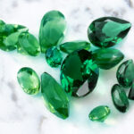 Jamrud atau zamrud si batu permata dengan warna hijau.