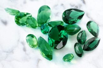 Jamrud atau zamrud si batu permata dengan warna hijau.