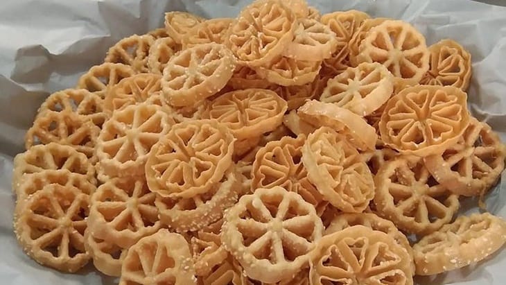 Kembang goyang kue khas Betawi.