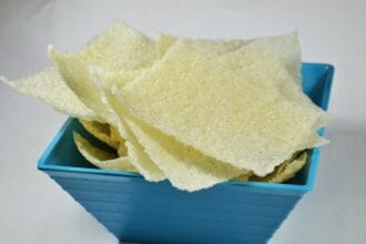 Kerupuk gendar memiliki rasa yang khas.