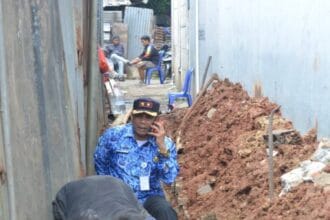 PROSES PEMBUATAN DRAINASE ANTISIPASI HUJAN DI BULAN NOVEMBER
