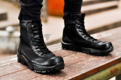 Sepatu bot semula untuk pekerja konstruksi.