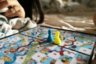 Ular Tangga, permainan anak yang bis jadi media pembelajaran pendidikan.