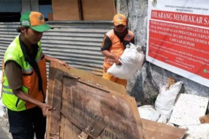 pengangkutan puing diatas trotoal jakarta selatan