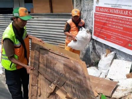 Sudin Lingkungan Hidup Jaksel Bersihkan Sampah di Jalan Bangka VIII 1 pengangkutan puing diatas trotoal jakarta selatan