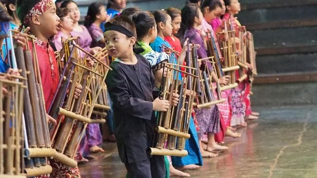 Hari angklung internasional. (Foto : CNN Indonesia)