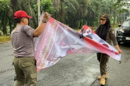 Bawaslu Kabupaten Lebak melakukan penertiban Alat Peraga Kampanye APK