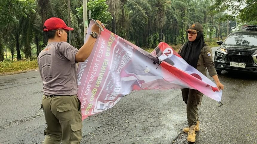 Bawaslu Kabupaten Lebak Tertibkan Alat Peraga Kampanye (APK) Secara Merata 1 Bawaslu Kabupaten Lebak melakukan penertiban Alat Peraga Kampanye APK