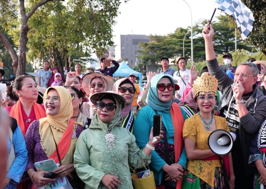 Benyamin Hadiri Parade Budaya Tangsel Berkebaya