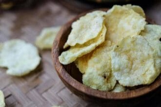 Emping, camilan makanan khas Indonesia. (Foto : Cakap Cakap)