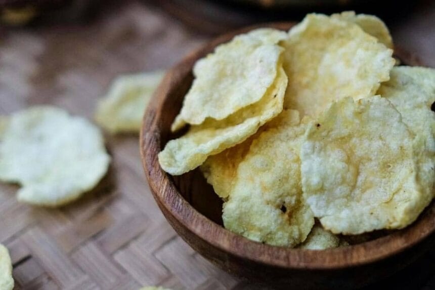 Emping, camilan makanan khas Indonesia. (Foto : Cakap Cakap)