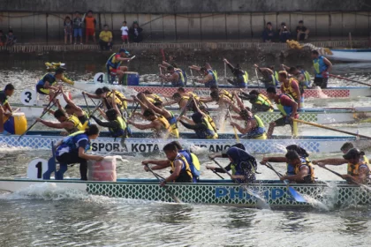 Festival Cisadane diisi dengan balap dayung perahu. (Foto Indonesia Travel)