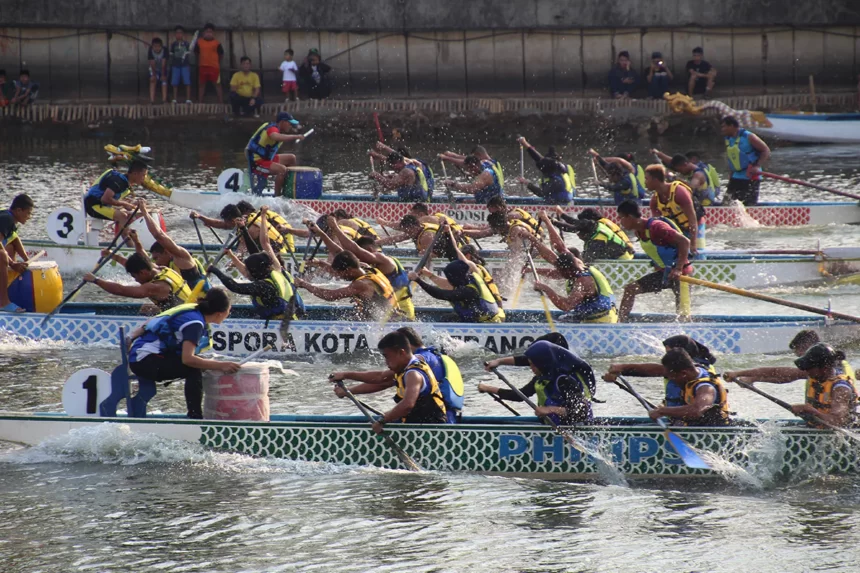 Festival Cisadane diisi dengan balap dayung perahu. (Foto Indonesia Travel)