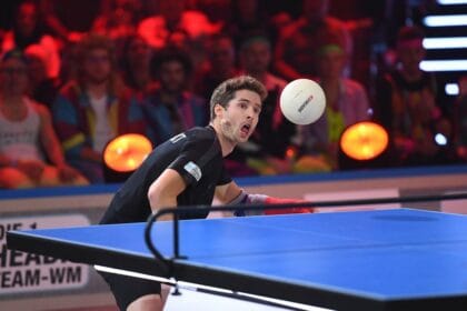 Headis merupakan olahraga baru persilangan sepak bola dan tenis meja.