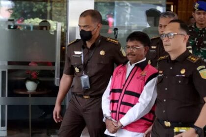 Johnny G Plate di Tahan