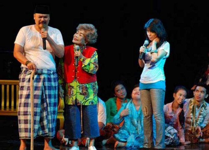 Lenong, Teater Betawi yang Terus Lestari 1 Lenong, tradisi seni teater Betawi. (Foto : Pinterest)