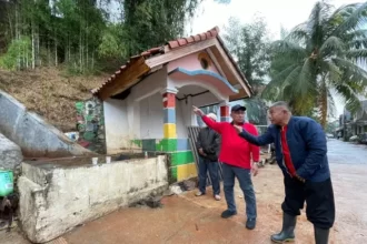 Mohammad Idris Tinjau Lokasi Longsor di Kecamatan Sukmajaya Depok