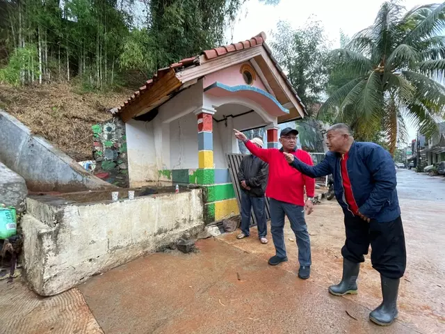 Wali Kota Depok Tinjau Lokasi Longsor Akibat Hujan Deras 1 Mohammad Idris Tinjau Lokasi Longsor di Kecamatan Sukmajaya Depok