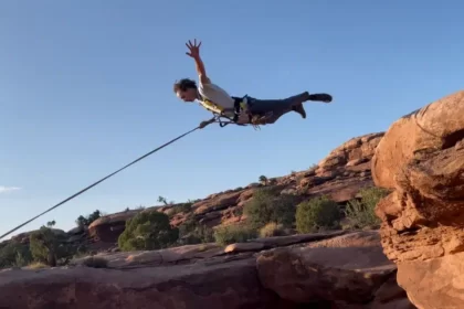 Rope swing, olahraga ekstrem penguji adrenalin.