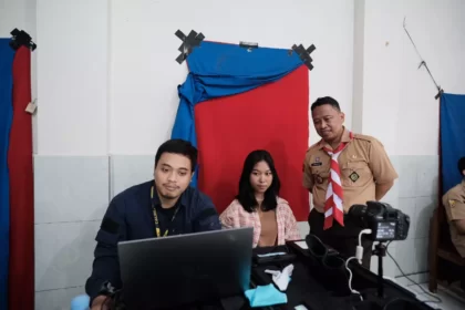 Sekretaris Daerah Kota Depok Supian Suri meninjau perekaman KTP el di SMA Sejahtera 1 Depok