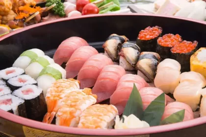 Sushi hidangan khas Jepang yang banyak disukai.