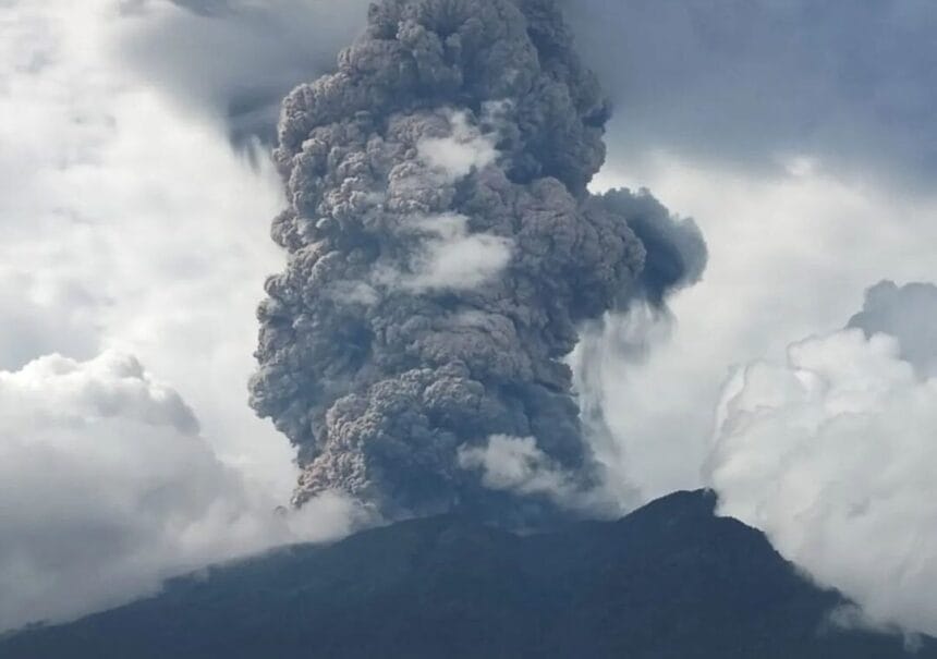 Tragedi Gunung Marapi: Zhafira (IFE) Meninggal Dunia Setelah 13 Hari Dirawat 1 Erupsi Gunung Marapi Hujan Abu Vulkanik