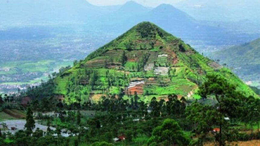 Gunung Padang Piramida. (Foto : Homecare24)