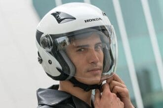 Helm merupakan plindung kepala yang wajib dipakai. (Foto : Honda Community)