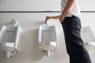 Kencing jongkok. (Foto : NU Online)