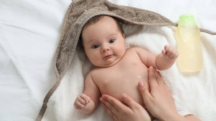 Identik dengan Bayi, Minyak Telon Punya Beragam Manfaat 1 Minyak telon biasa dipakai bayi. (Foto : Berita99)