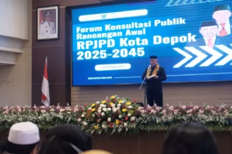 Mohammad Idris memberikan sambutan pada acara Forum Konsultasi Publik Rancangan Awal RPJPD