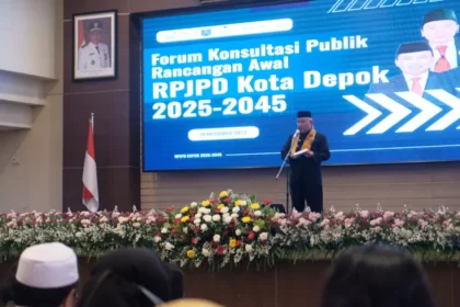 Mohammad Idris memberikan sambutan pada acara Forum Konsultasi Publik Rancangan Awal RPJPD