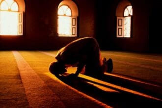 Sholat rawatib. (Foto : Tokopedia)