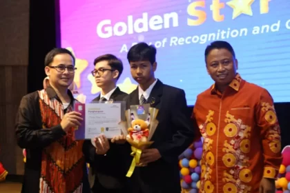 Utang Wardaya memberikan penghargaan secara simbolis kepada pelajar pada acara Haraki Golden Star Award 2023 di Makara Art Universitas Indonesia