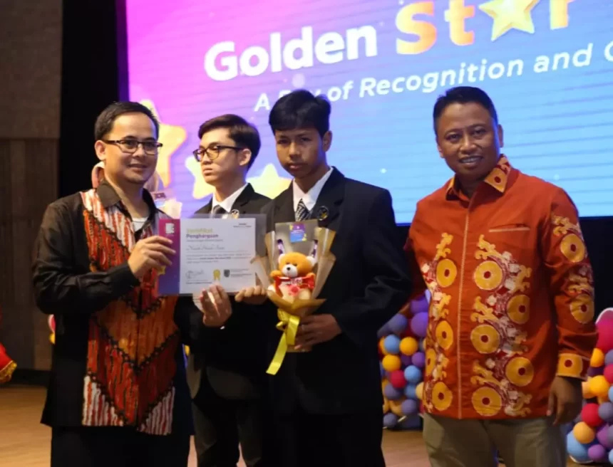 Utang Wardaya memberikan penghargaan secara simbolis kepada pelajar pada acara Haraki Golden Star Award 2023 di Makara Art Universitas Indonesia