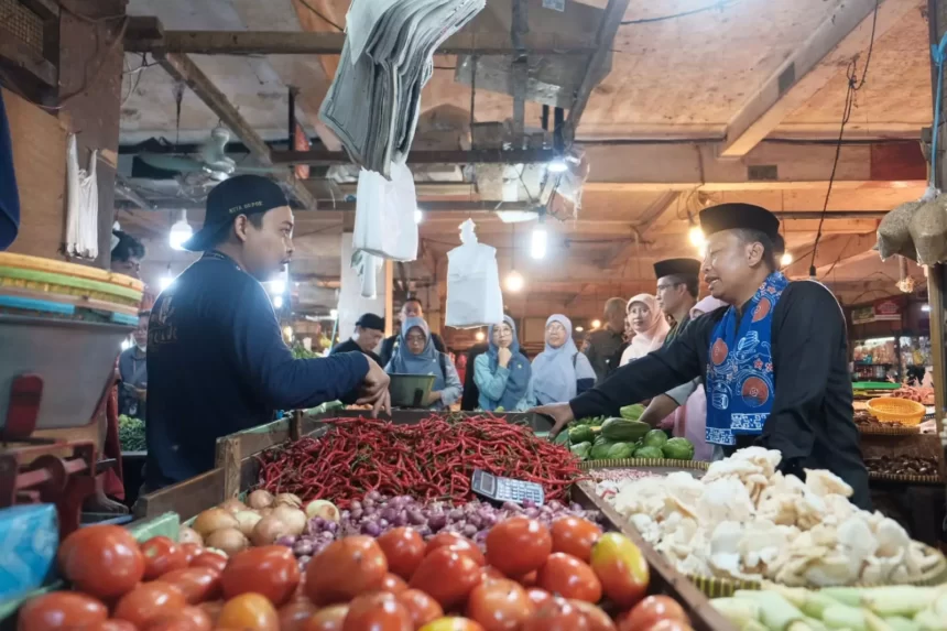 upian Suri didampingi kepala perangkat daerah mengecek stok dan harga bahan pokok sekaligus berbelanja di Pasar Agung