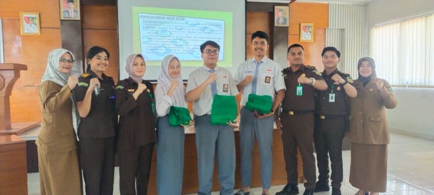 Jaksa Masuk Sekolah