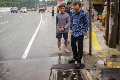 Bima Arya Mengecek Proses Normalisasi Saluran Air Menuju Jembatan Otista Bogor