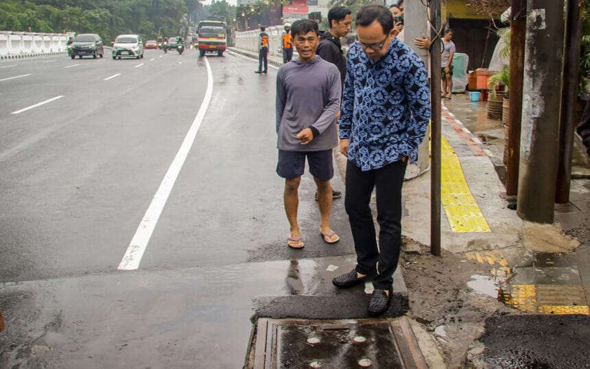 Bima Arya Mengecek Proses Normalisasi Saluran Air Menuju Jembatan Otista Bogor