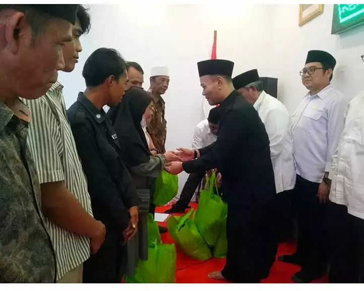 Kemenag Kota Depok Peringati HAB ke-78 dengan Aksi Kemanusiaan 1 Enjat Mujiat saat menyerahkan santunan di aula kantor Kemenag Depok