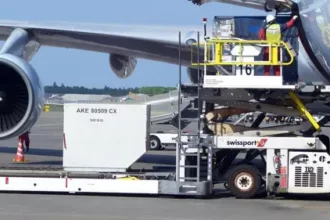 Inggris Akan Buat Bahan Bakar Pesawat dengan Tinja