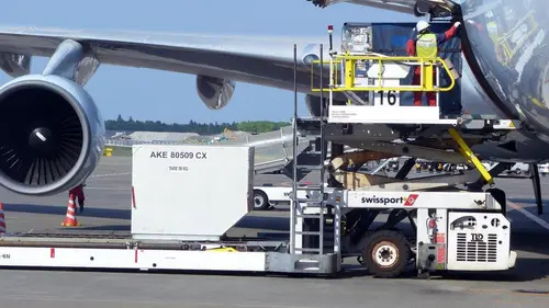 Inggris Akan Buat Bahan Bakar Pesawat dengan Tinja