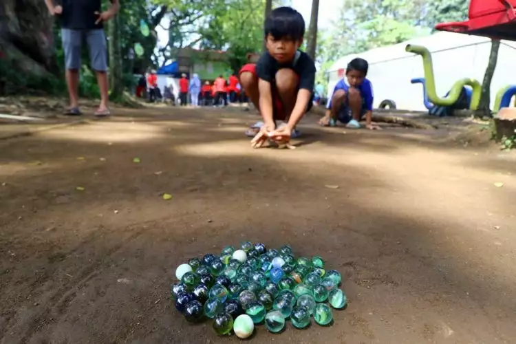 Kelereng, mainan anak yang sudah ada sejak sebelum masehi. (Foto : Brilio)