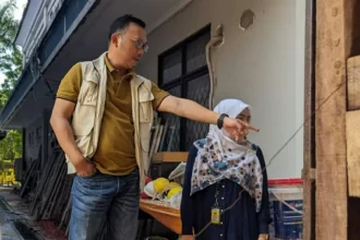 Kepala BPN Kota Depok Indra Gunawan dan staf saat meninjau Gedung Warkah