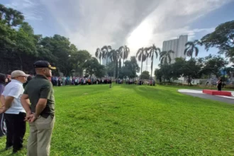 Kepala DKUM Depok Dede Hidayat memimpin Apel Pagi di lapangan Balai Kota Depok