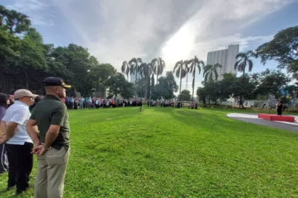 Kepala DKUM Depok Dede Hidayat memimpin Apel Pagi di lapangan Balai Kota Depok