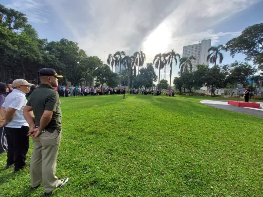 Kepala DKUM Depok Dede Hidayat memimpin Apel Pagi di lapangan Balai Kota Depok