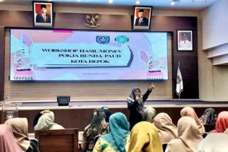 Ketua Kelompok Kerja Pokja Bunda PAUD Kota Depok Etty Maryati Salim saat memberikan paparan dalam kegiatan Workshop Hasil Monev Pokja Bunda PAUD Kota Depok