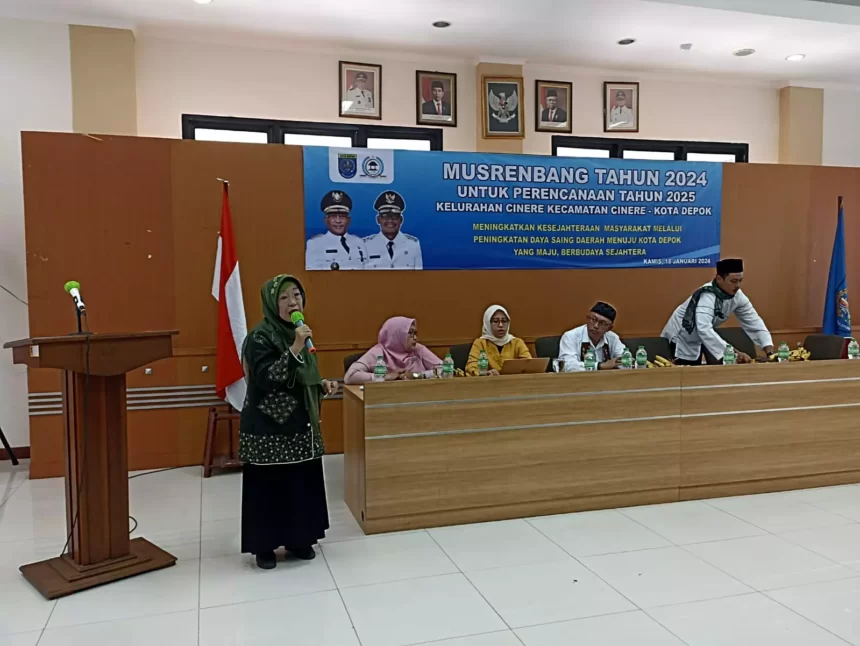 Koordinator Kader Lansia LLI Cinere Astrina Yulda saat mengutarakan usulannya pada Musrenbang