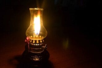 Lampu minyak tanah. (Foto : Madjongke)